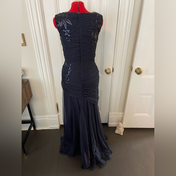 Tadashi Shoji evening gown - Picture 6 of 7